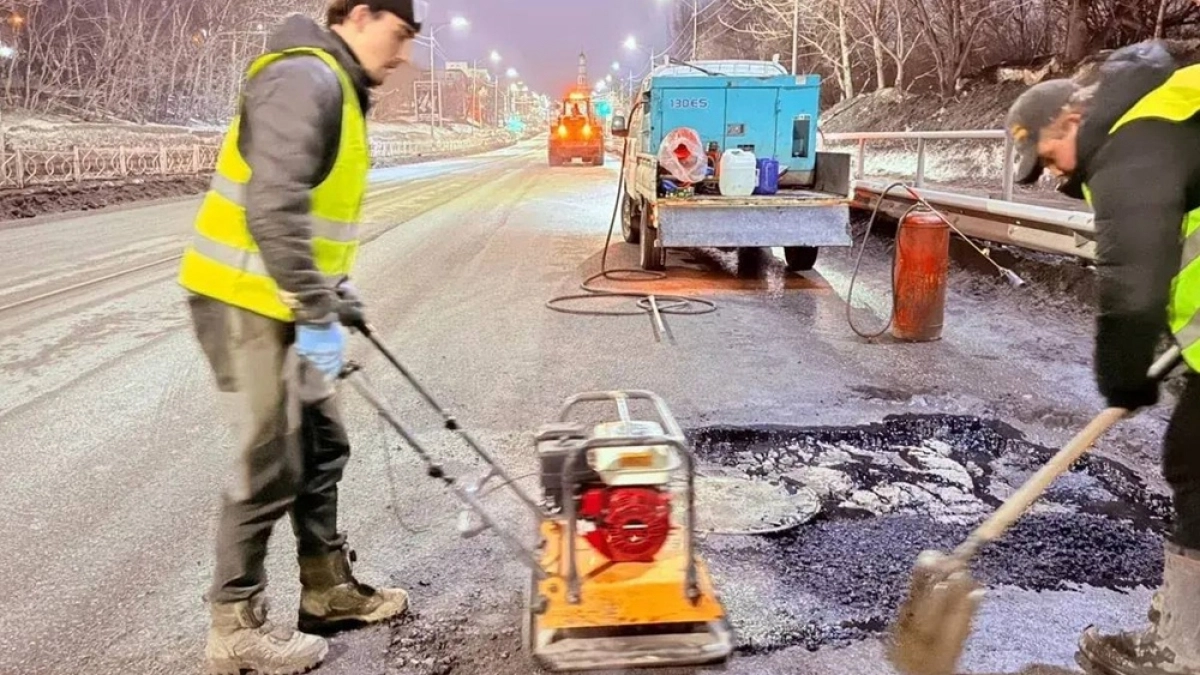 В Петропавловске-Камчатском дорожники начали ночной ямочный ремонт
