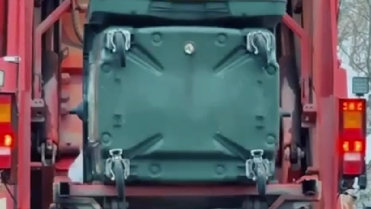 В Петропавловске вывозу мусора мешают хаотичная парковка и неубранные дворы