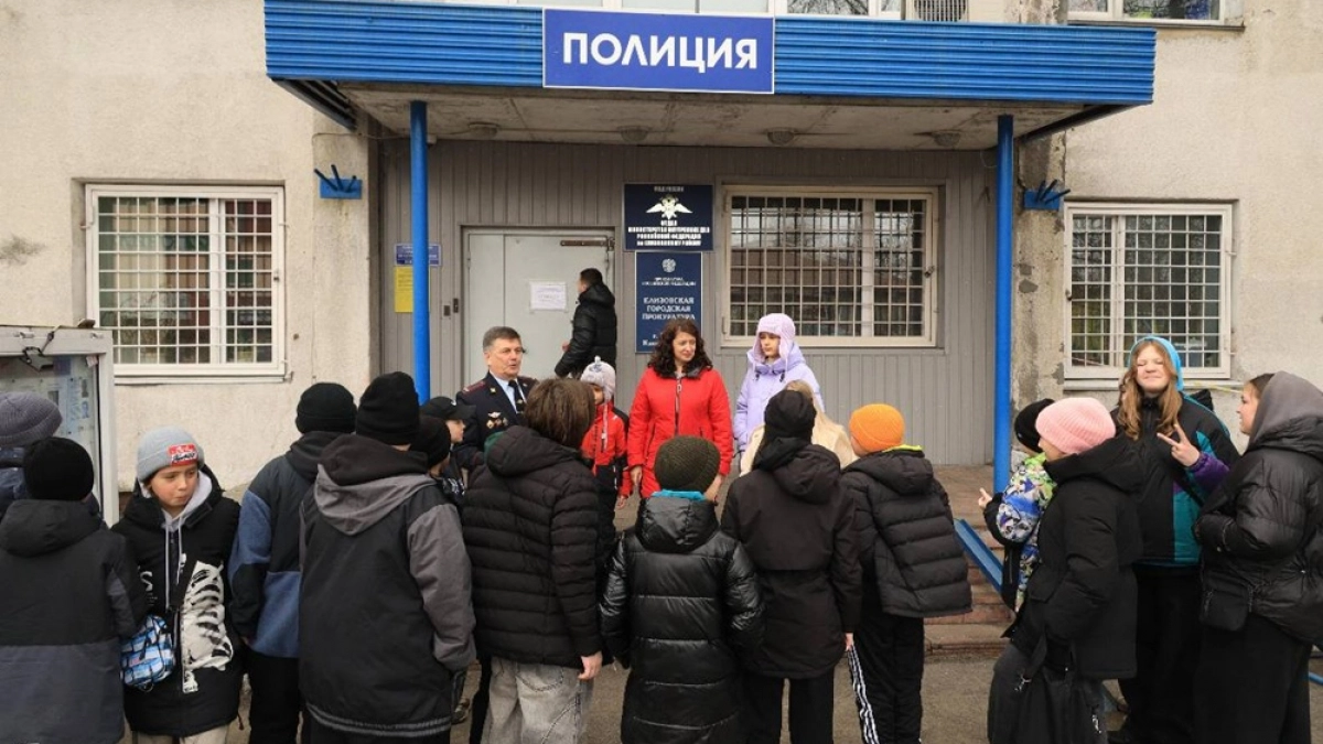 Елизовские школьники познакомились с историей полиции и правилами безопасности