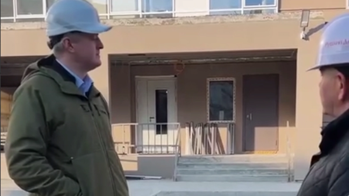 В поселке Пионерский достроили девятиэтажку на 138 квартир для сирот и семей