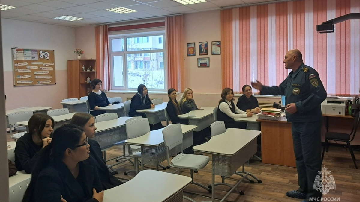 Сотрудники МЧС научили камчатских школьников безопасному поведению на льду