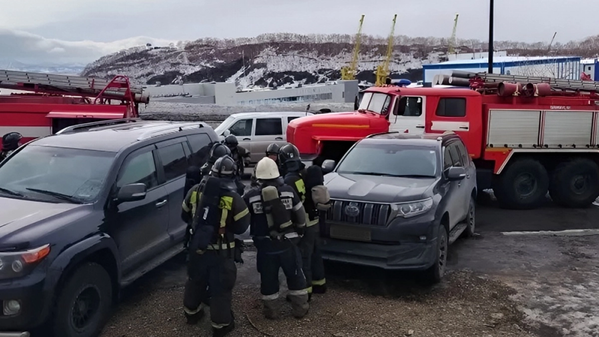 Росгвардия и МЧС на Камчатке отработали тушение пожара и спасение людей