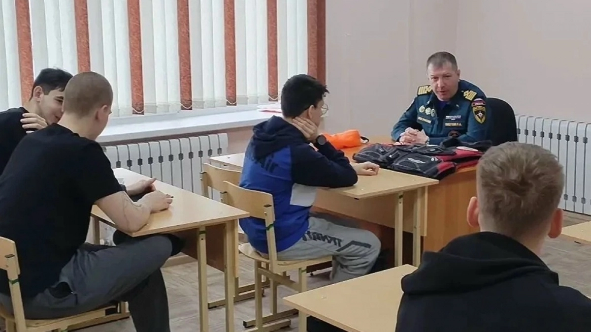 Спасатели провели уроки безопасности для школьников Усть-Камчатска