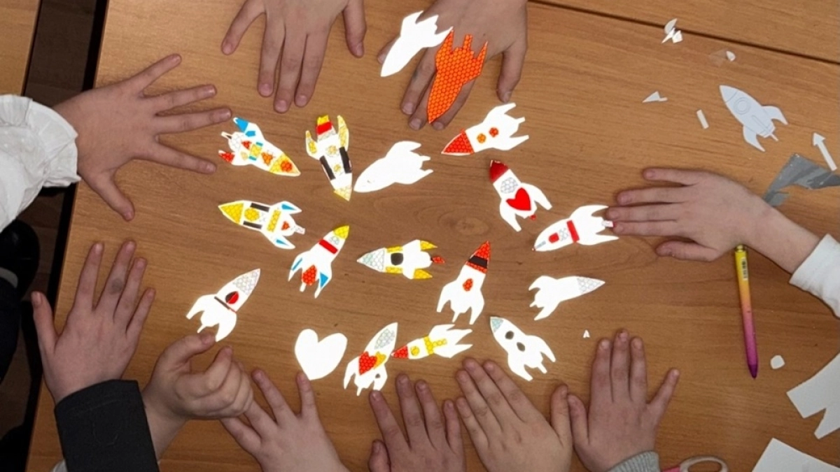 Школьники Петропавловска смастерили светящиеся ракеты в честь Дня космонавтики