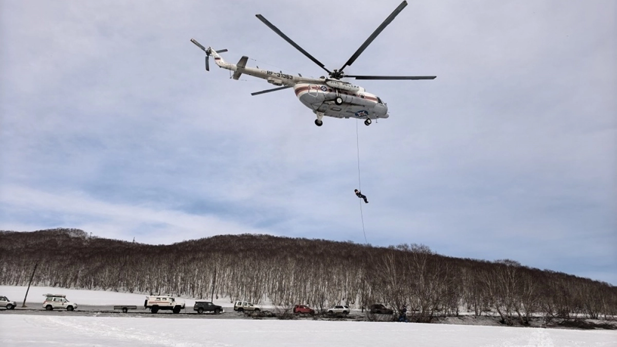Камчатские спасатели отработали десантирование на лед с вертолета Ми-8