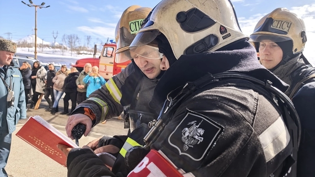 Камчатские пожарные тренировались тушить торговый центр