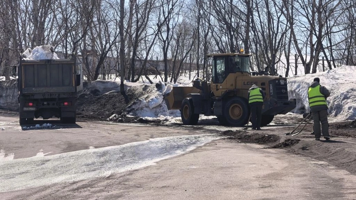 Дорожники Петропавловска работают круглосуточно, но мешают припаркованные машины