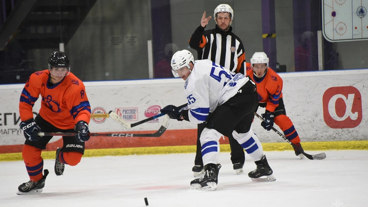 Камчатские спасатели сразились за кубок «Динамо» по хоккею