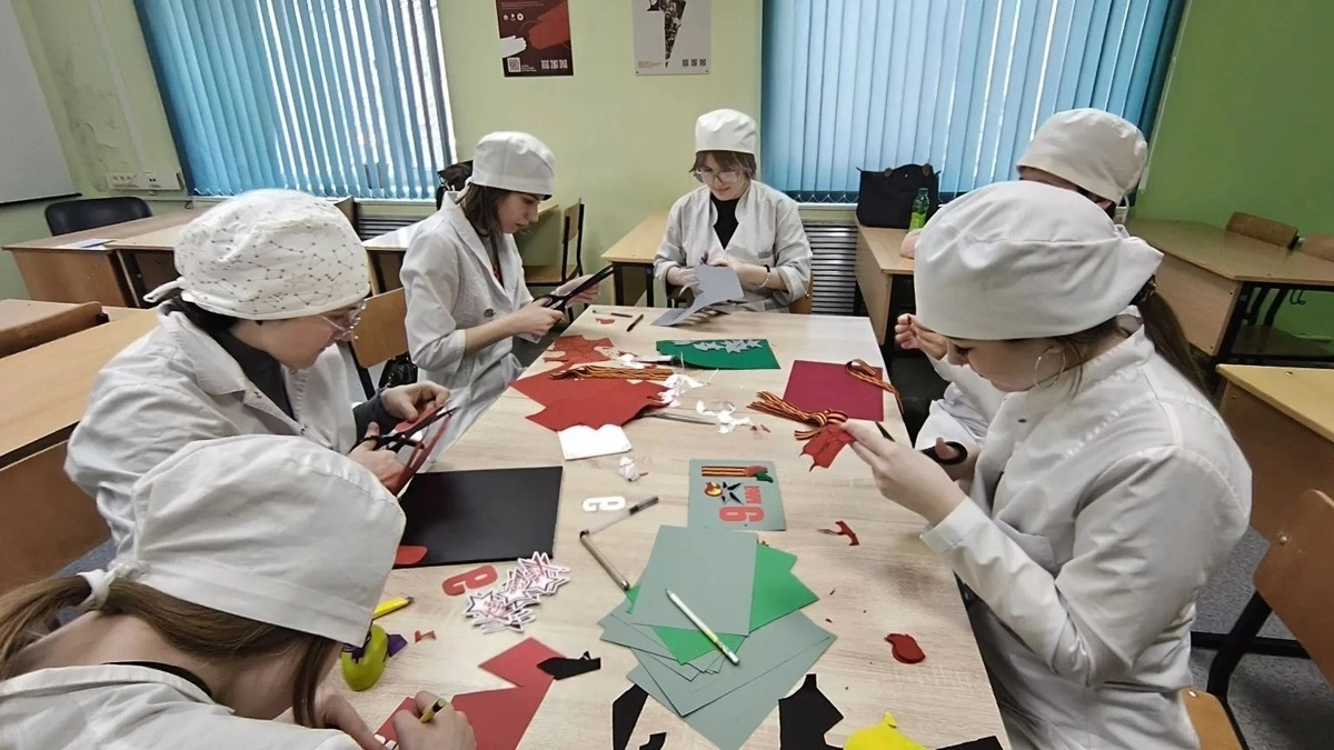 Камчатские студенты-медики поздравили одиноких ветеранов открытками