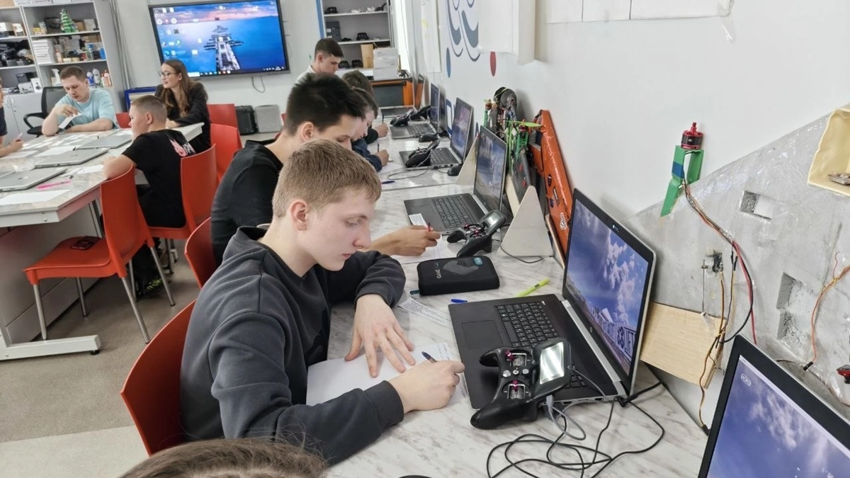 Школьники Камчатки прошли курс подготовки операторов БПЛА в «Кванториуме»