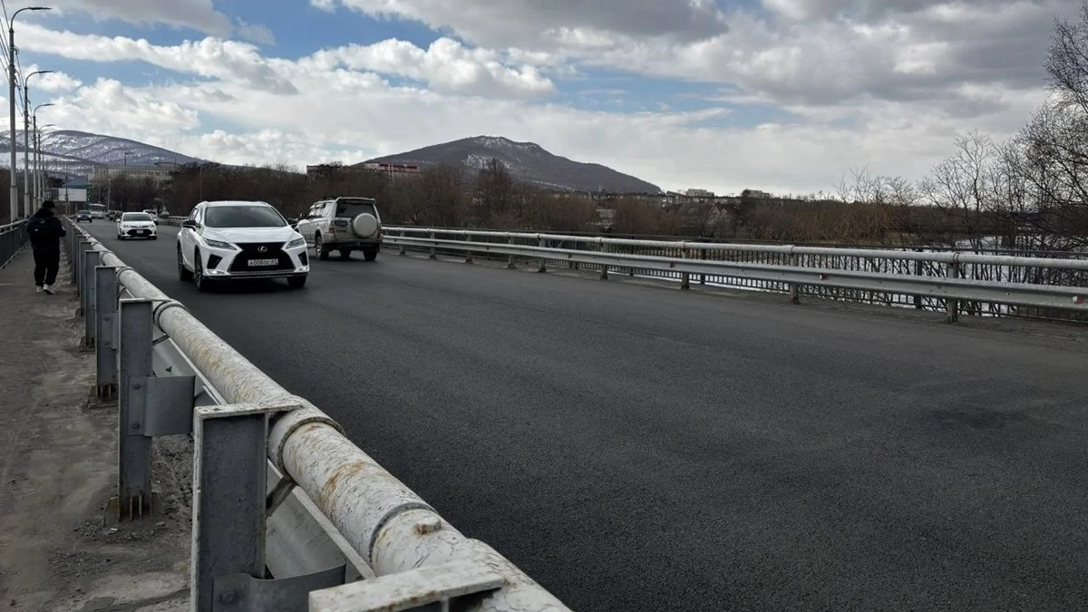 В Елизове после ремонта открыли мост через реку Авача с новым асфальтом