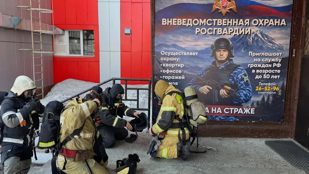 Росгвардия и МЧС на Камчатке вместе тушили условный пожар в здании