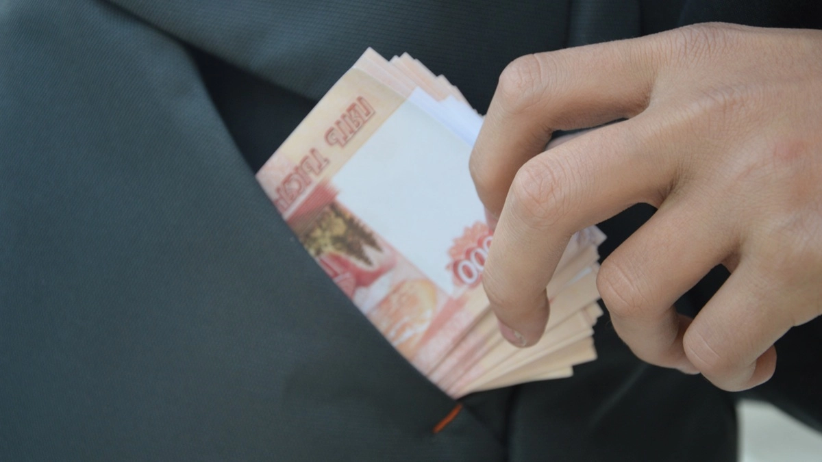 Директор камчатского учреждения брал взятки за благоустройство сквера и теплицы