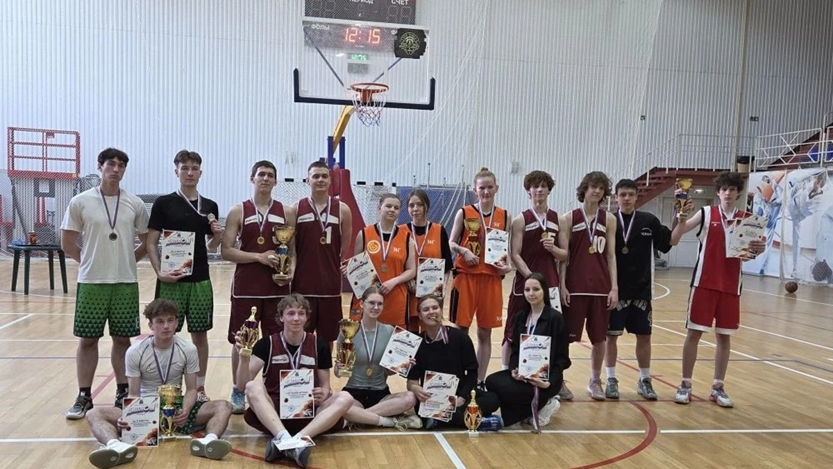 Медики и педагоги взяли золото на спартакиаде по баскетболу 3×3 на Камчатке