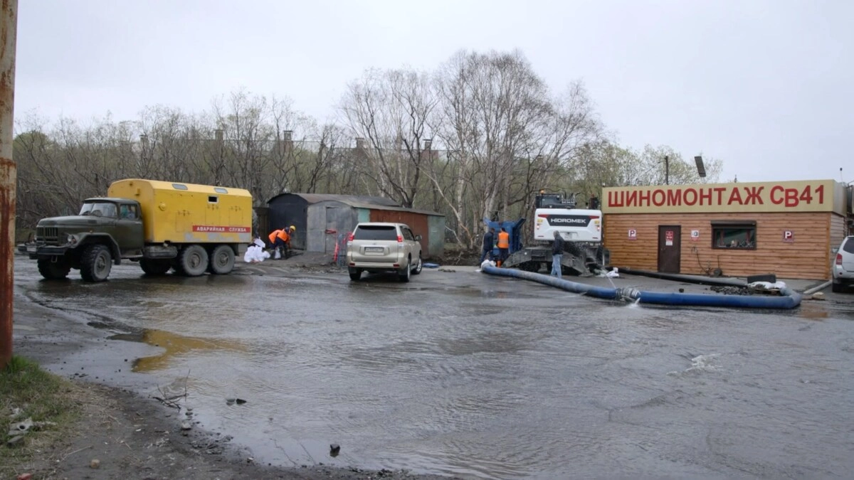 Северо-Восток в Петропавловске топит талыми водами: работают насосы и бригады