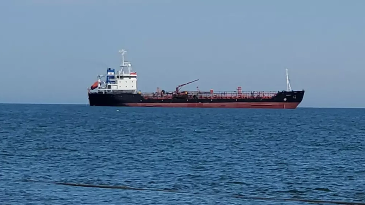 Танкер с 550 тоннами солярки пришел в Карагинский район