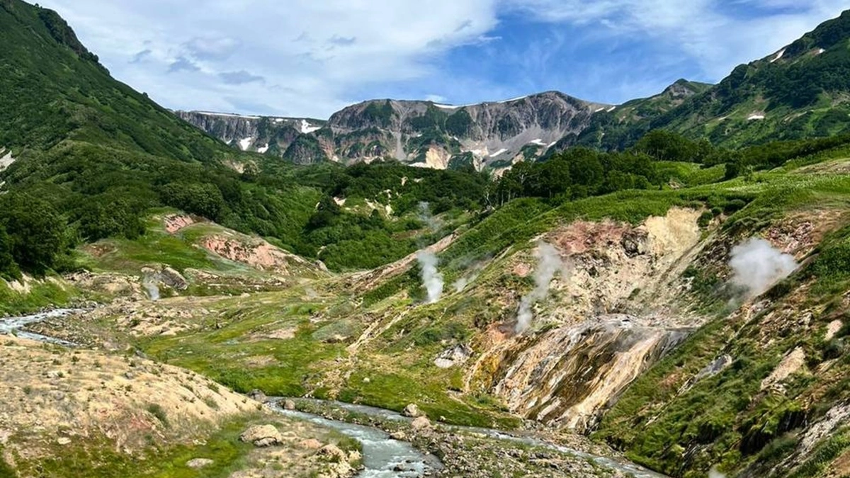 Камчатским выпускникам подарили бесплатный билет в Долину гейзеров