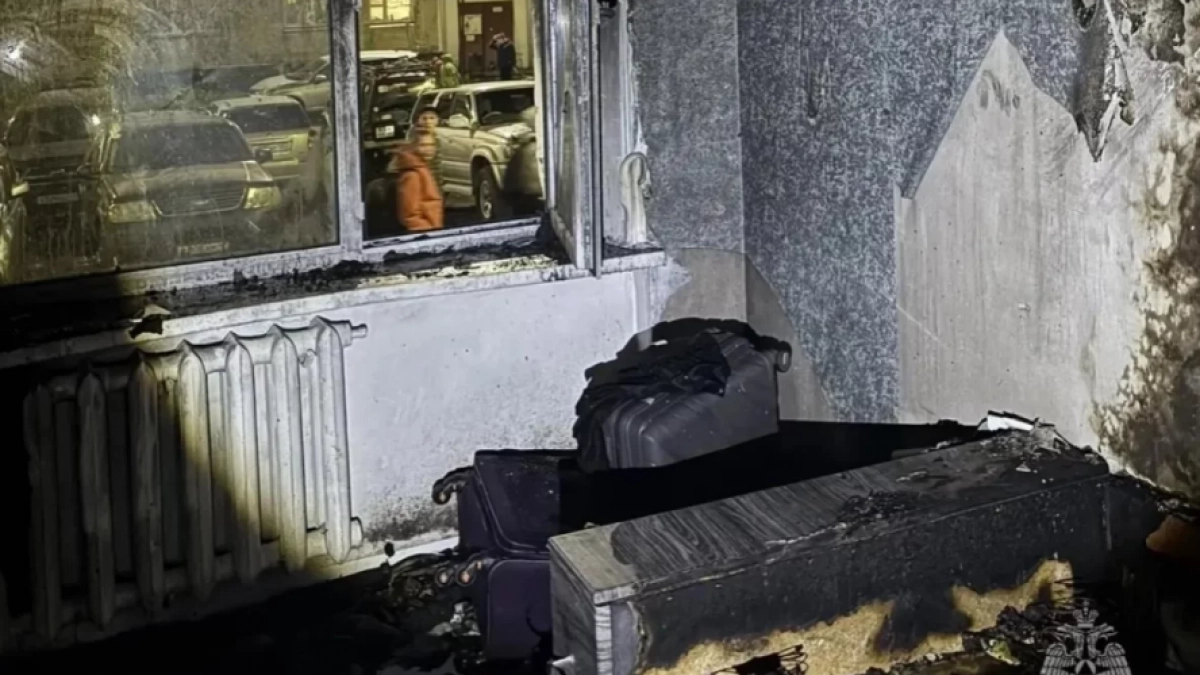 В Елизове из задымлённого дома спасли троих детей при пожаре