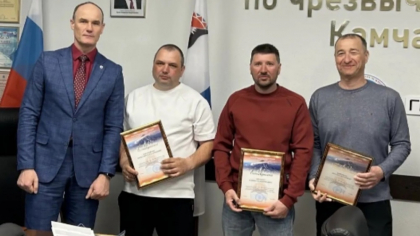 Министр МЧС Камчатки наградил нашедших людей на Авачинском перевале спасателей