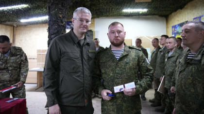 Губернатор Солодов передал морпехам 40-й бригады дроны, рации и электростанции